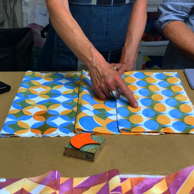Blocktryck på textil eller papper, kom och var med på någon av våra kurser, enkel teknik med oändliga varitations möjligheter. 
Mer info lovkullen-osterlen.se

#blocktryck #textil #papper #kurs #sommarkurs #österlen