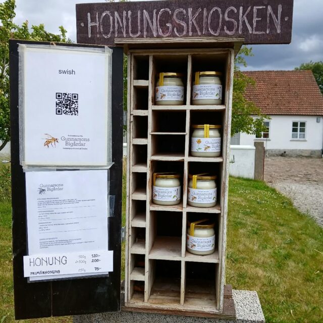 Nu finns det nyslungad försommarhonung i kiosken.