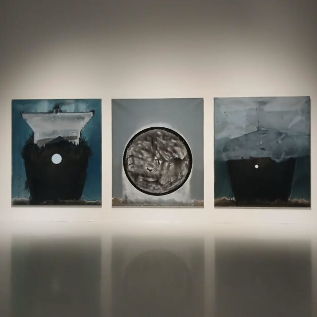 Edi Hila på @modernamuseetmalmo, gripande och subtilt måleri, missa inte sista dag 12 april