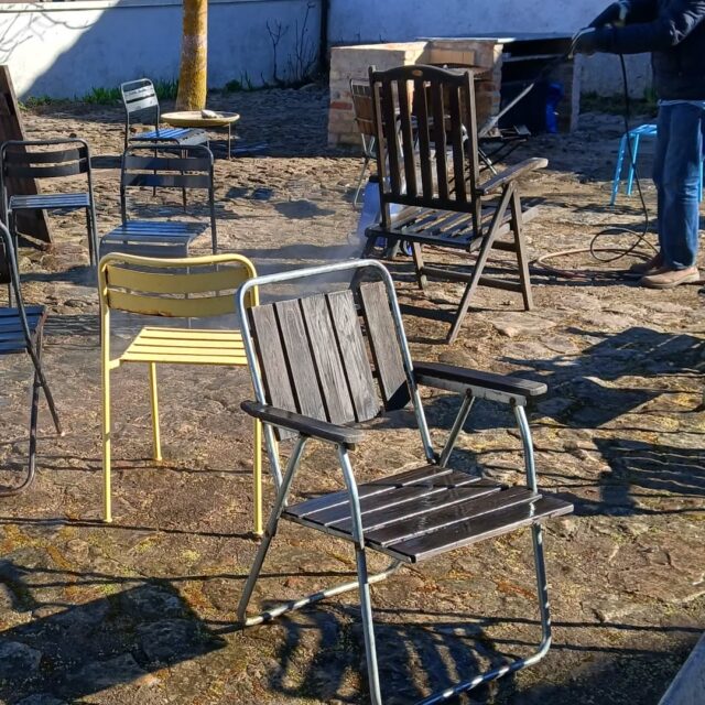 Alla stolar plockas fram och får lite omsorg, snart dags för kaffe i solen